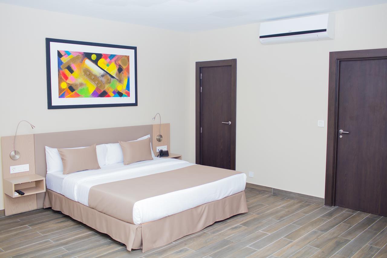Fly Hotel Либревиль Экстерьер фото