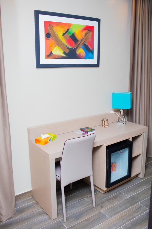 Fly Hotel Либревиль Экстерьер фото