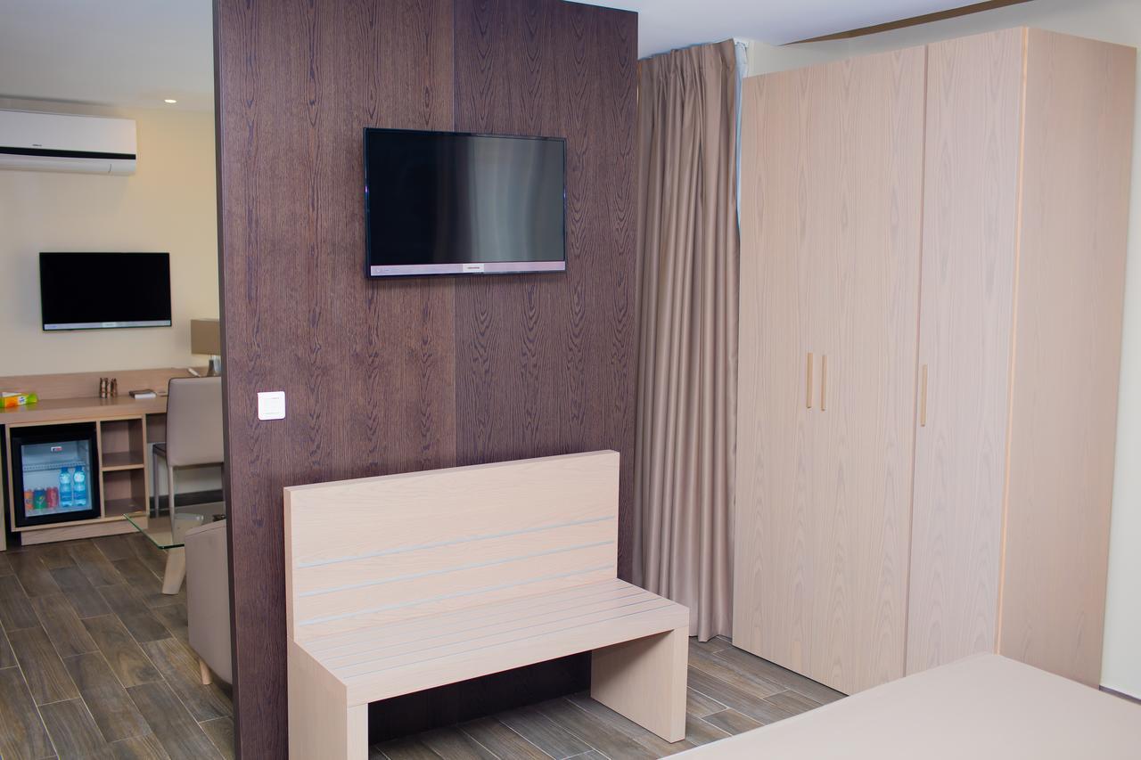 Fly Hotel Либревиль Экстерьер фото