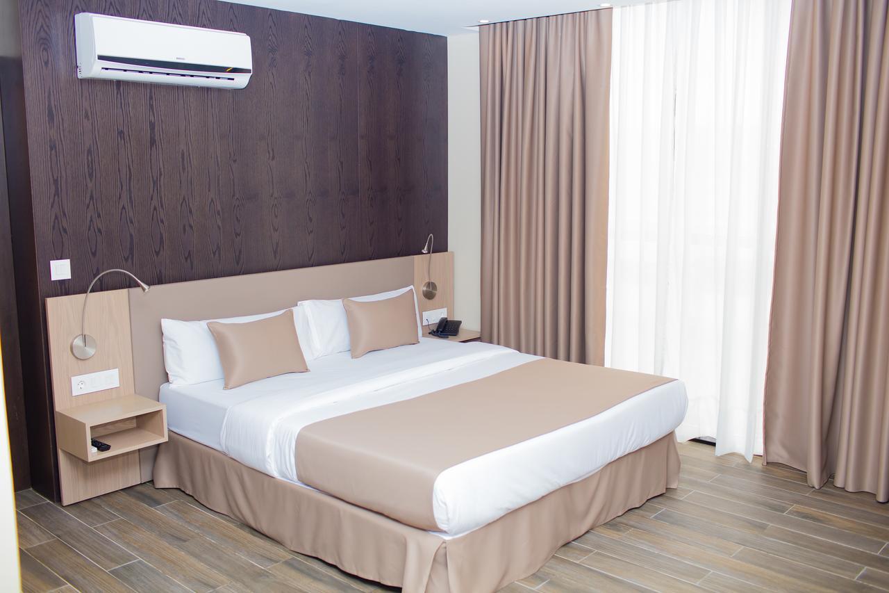 Fly Hotel Либревиль Экстерьер фото