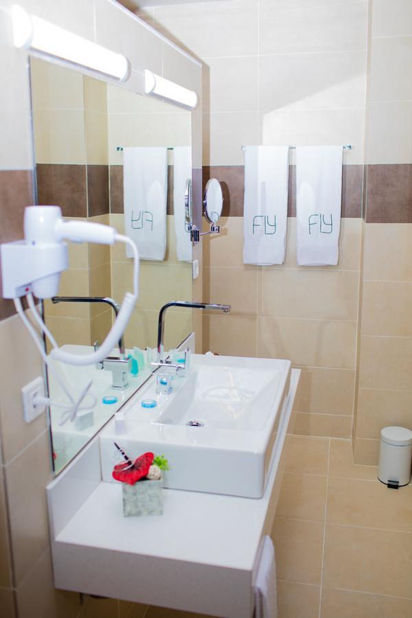 Fly Hotel Либревиль Экстерьер фото