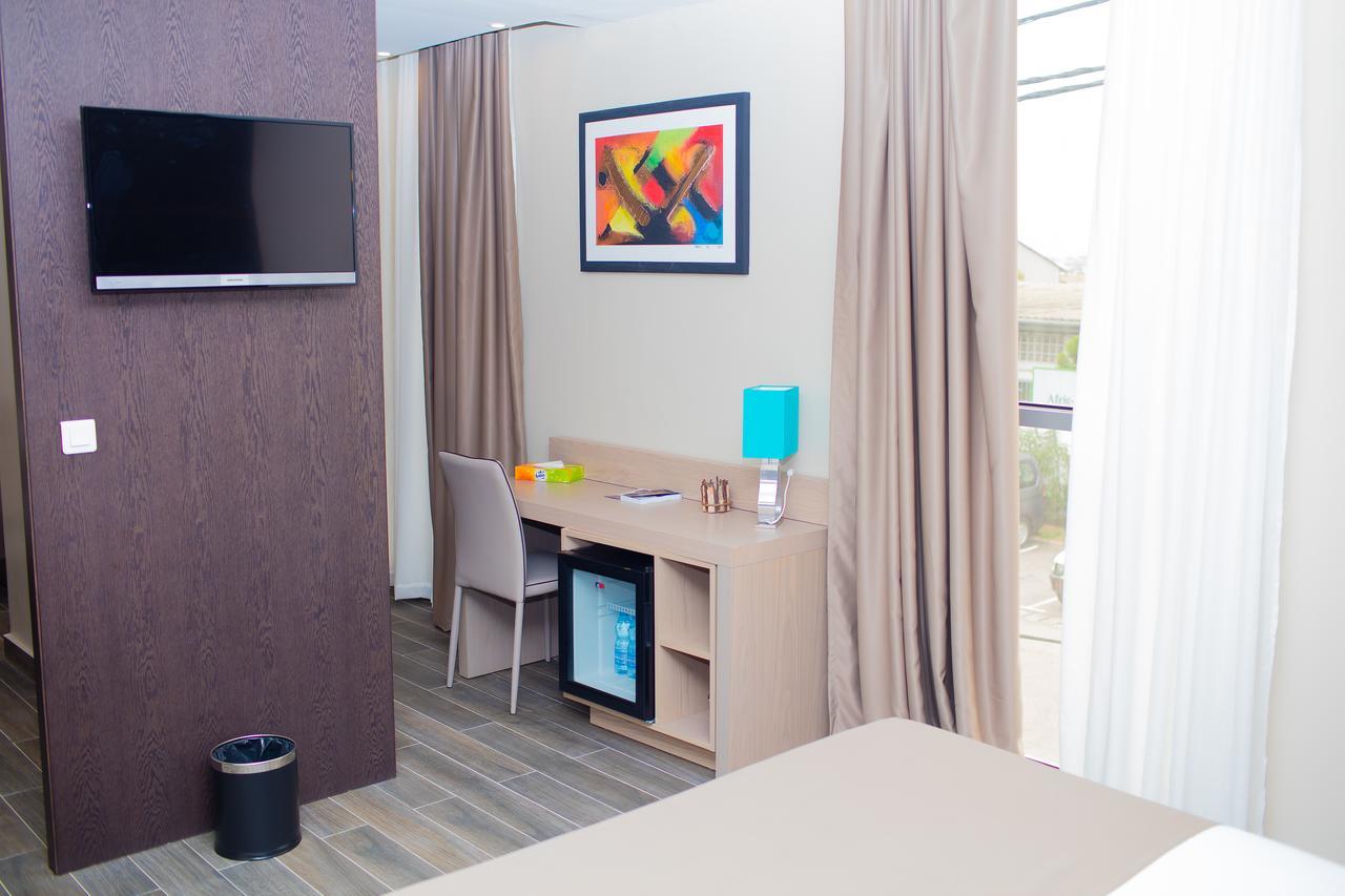 Fly Hotel Либревиль Экстерьер фото