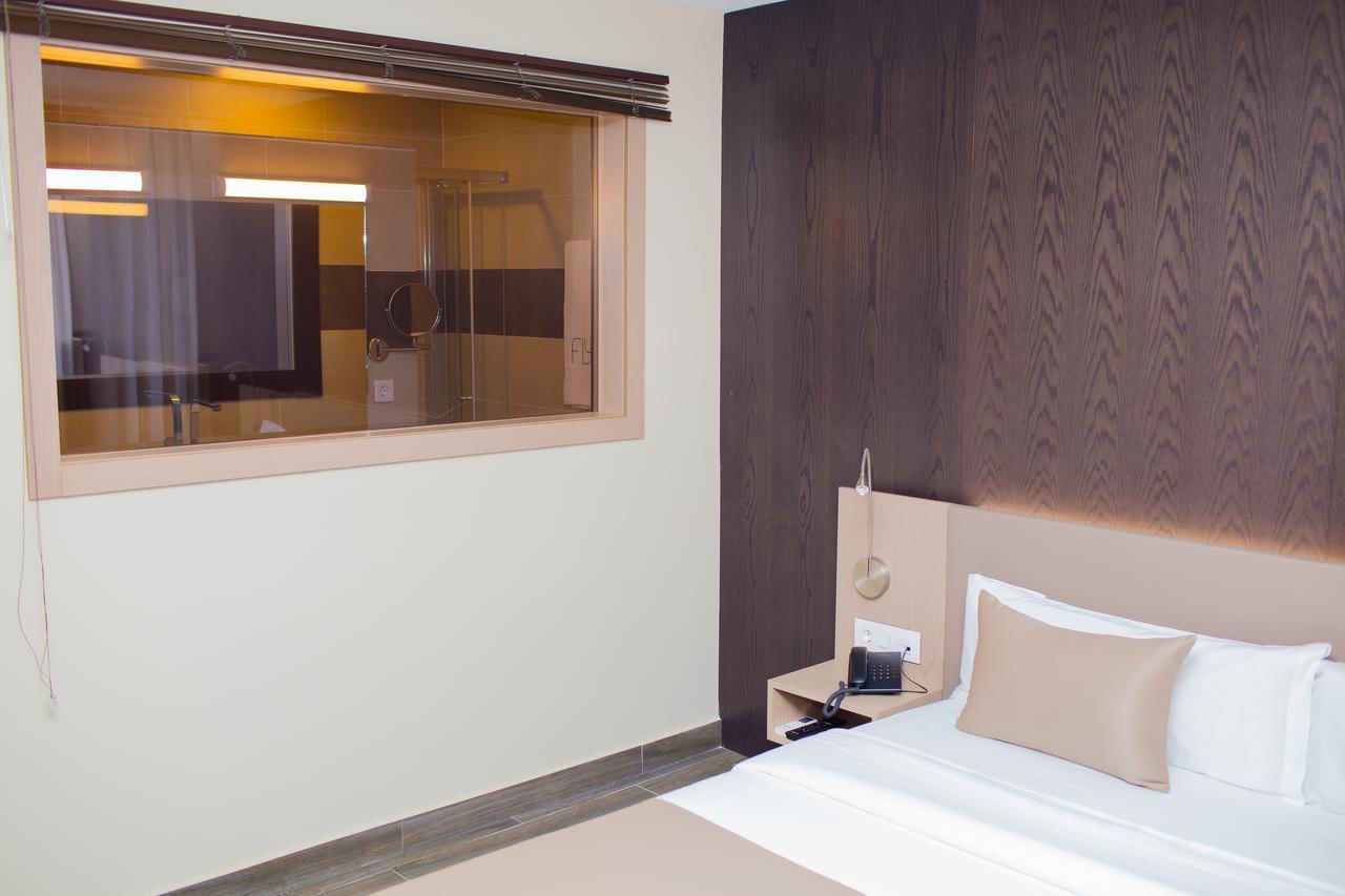 Fly Hotel Либревиль Экстерьер фото
