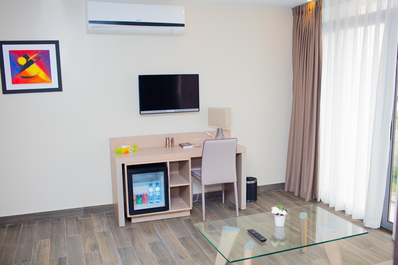 Fly Hotel Либревиль Экстерьер фото